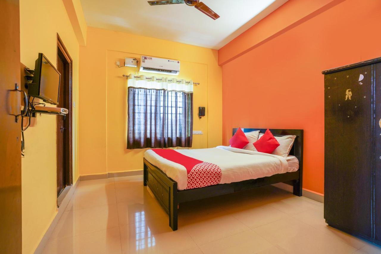 Oyo 70286 Svr Grand Hotel Hyderabad Exterior foto