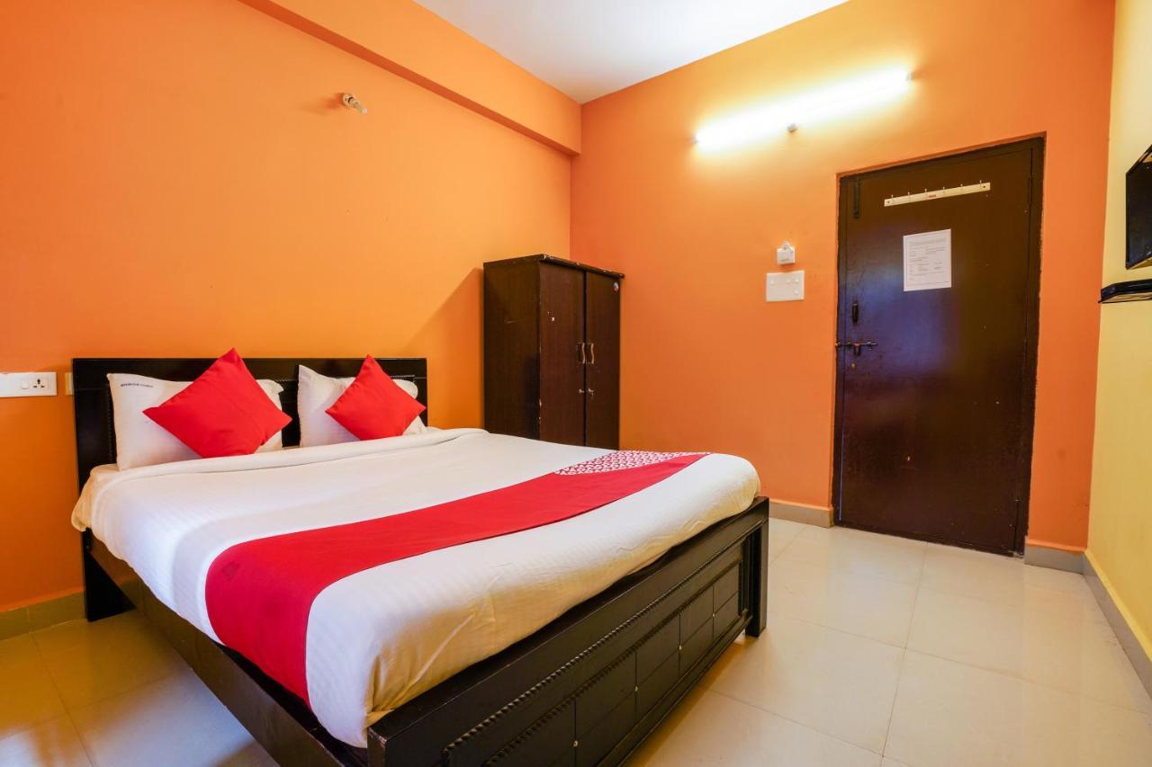 Oyo 70286 Svr Grand Hotel Hyderabad Exterior foto