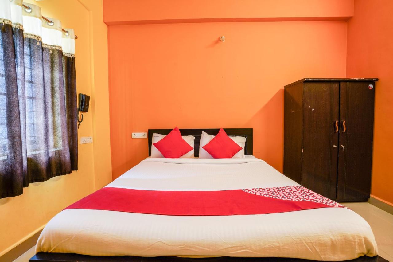 Oyo 70286 Svr Grand Hotel Hyderabad Exterior foto
